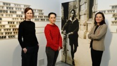 Mila Palm (oben Mitte) hat die Bilder der „Gehfotografen“ gesammelt und zeigt sie mit Kuratorin ...