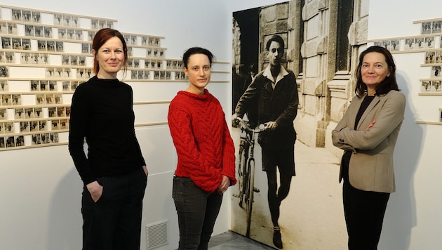 Mila Palm (oben Mitte) hat die Bilder der „Gehfotografen“ gesammelt und zeigt sie mit Kuratorin ...