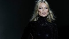 Kate Moss enterte den Laufsteg von Gucci – und sorgte mit ihrem Look für Schnappatmung!