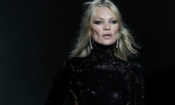 Kate Moss enterte den Laufsteg von Gucci – und sorgte mit ihrem Look für Schnappatmung!