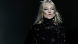 Kate Moss enterte den Laufsteg von Gucci – und sorgte mit ihrem Look für Schnappatmung!