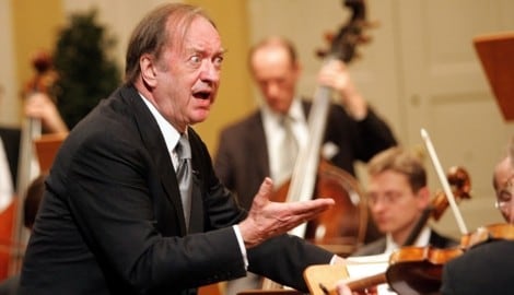 So kannte man Harnoncourt: mit Leidenschaft in die Musik vertieft.
