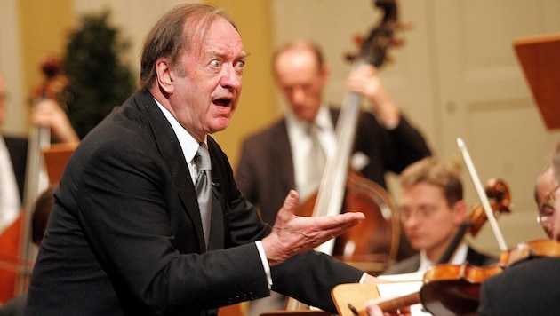 So kannte man Harnoncourt: mit Leidenschaft in die Musik vertieft.