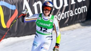 Emma Aicher bejubelt den Sieg im Super-G von Soldeu.