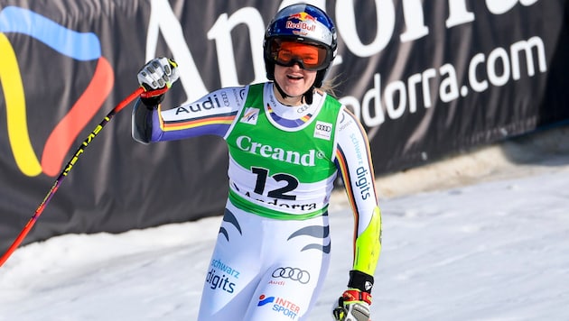 Emma Aicher bejubelt den Sieg im Super-G von Soldeu.