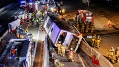 Großeinsatz mit rund 100 Einsatzkräften nach dem Bus-Unfall auf A1.