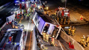 Großeinsatz mit rund 100 Einsatzkräften nach dem Bus-Unfall auf A1.