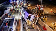 Großeinsatz mit rund 100 Einsatzkräften nach dem Bus-Unfall auf A1.