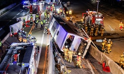 Großeinsatz mit rund 100 Einsatzkräften nach dem Bus-Unfall auf A1.