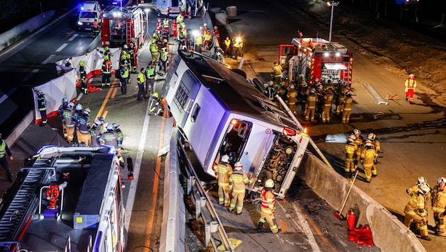 Großeinsatz mit rund 100 Einsatzkräften nach dem Bus-Unfall auf A1.