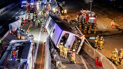 Großeinsatz mit rund 100 Einsatzkräften nach dem Bus-Unfall auf A1.