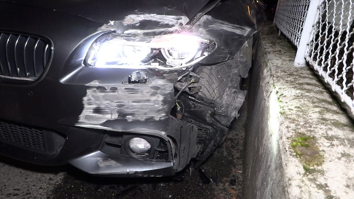 ... Hausmauer war der Pkw eingekeilt.