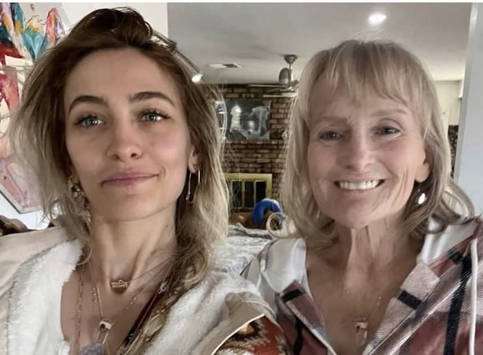 Paris Jackson kommentierte die Fotos mit ihrer Mutter schlicht mit einem Herzchen und dem Wort: ...