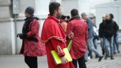 Als Mozart verkleidete Kartenverkäufer vor dem Stephansdom