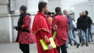 Als Mozart verkleidete Kartenverkäufer vor dem Stephansdom