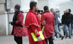 Als Mozart verkleidete Kartenverkäufer vor dem Stephansdom