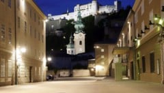 Unheimliche Leere vor dem Festspielhaus: Weit und breit kein Intendant in Sicht.