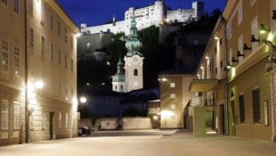 Unheimliche Leere vor dem Festspielhaus: Weit und breit kein Intendant in Sicht.