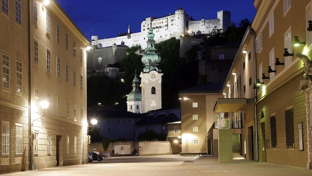 Unheimliche Leere vor dem Festspielhaus: Weit und breit kein Intendant in Sicht.