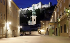 Unheimliche Leere vor dem Festspielhaus: Weit und breit kein Intendant in Sicht.