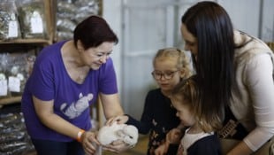 Alexandra Keiblinger (li.) züchtet Chinchillas. Die südamerikanischen Nagetiere sind eher für ...