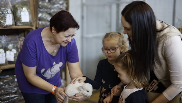 Alexandra Keiblinger (li.) züchtet Chinchillas. Die südamerikanischen Nagetiere sind eher für ...
