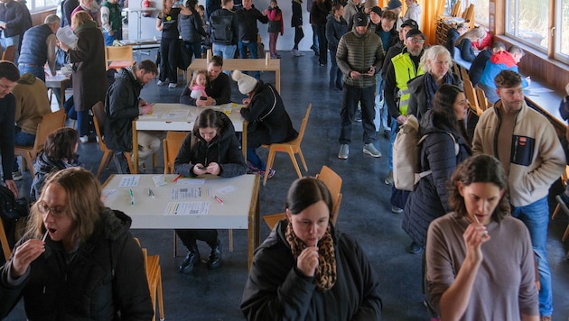 Hunderte potenzielle Lebensretter ließen sich am Samstagvormittag in Pasching typisieren.