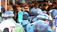 Am Samstag nutzten zahlreiche Wintersportler das sonnige Wetter aus und zogen ihre Kurven in den ...