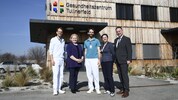 Die SPÖ-Spitzen Babler und Ministerin Schuhmann (2. v. li.) präsentierten mit den Spitzenkräften ...
