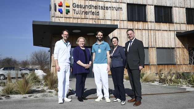 Die SPÖ-Spitzen Babler und Ministerin Schuhmann (2. v. li.) präsentierten mit den Spitzenkräften ...