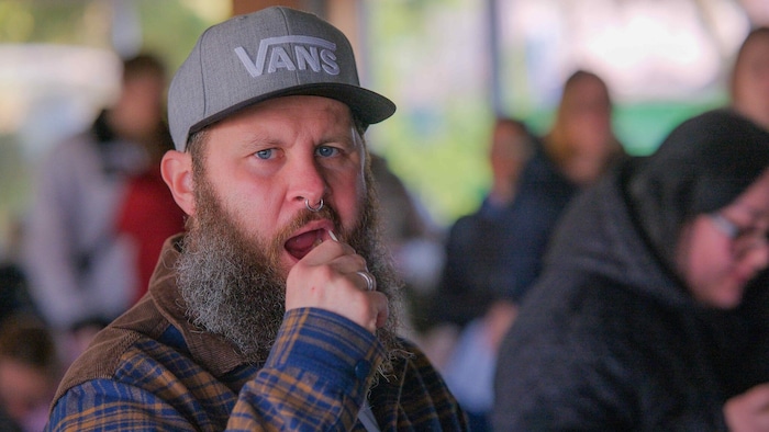 Karl aus Traun zeigt es vor: Stäbchen in den Mund stecken und Spender sein.