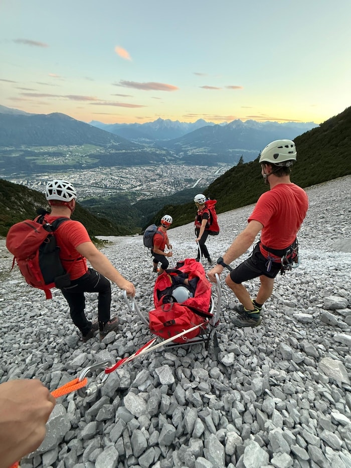 Oft müssen Verunglückte – wie bei diesem Einsatz unterhalb der Arzler Scharte – terrestrisch ...