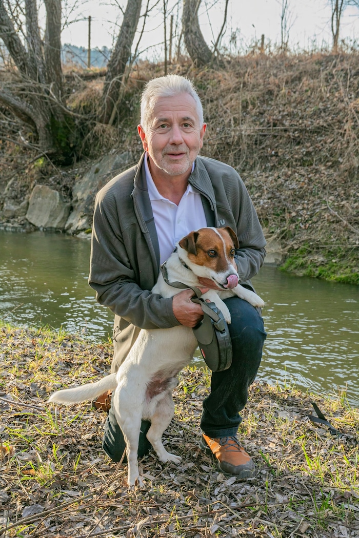 Heinz Wilfling wärmt mit Terrier „Oscar“ schon auf. Er möchte, dass so viele wie möglich ...