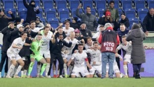 Nach dem Derbysieg brachen beim neuen Tabellenführer alle Dämme