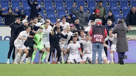 Nach dem Derbysieg brachen beim neuen Tabellenführer alle Dämme