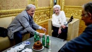 Oma Erna mit ihrem Sohn Horst Pauer (links) und Finanzminister Martin Marterbauer