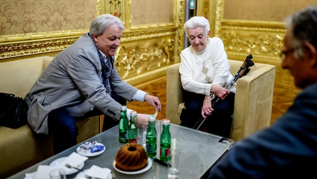 Oma Erna mit ihrem Sohn Horst Pauer (links) und Finanzminister Martin Marterbauer