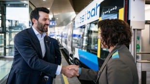 Verkehrs-Landesrat und Landesvize Udo Lanbbauer begrüßte das Zug-Team der Westbahn im Bahnhof ...