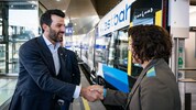 Verkehrs-Landesrat und Landesvize Udo Lanbbauer begrüßte das Zug-Team der Westbahn im Bahnhof ...