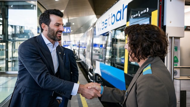 Verkehrs-Landesrat und Landesvize Udo Lanbbauer begrüßte das Zug-Team der Westbahn im Bahnhof ...