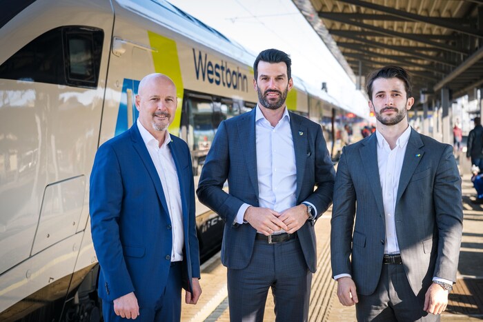 Thomas Posch (li.) und Marco Ramsbacher (re.), die Geschäftsführer der Westbahn, mit Landbauer ...