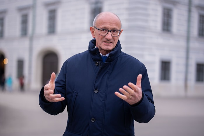 LH Anton Mattle kämpft gegen den „unfairen Aufschlag“.