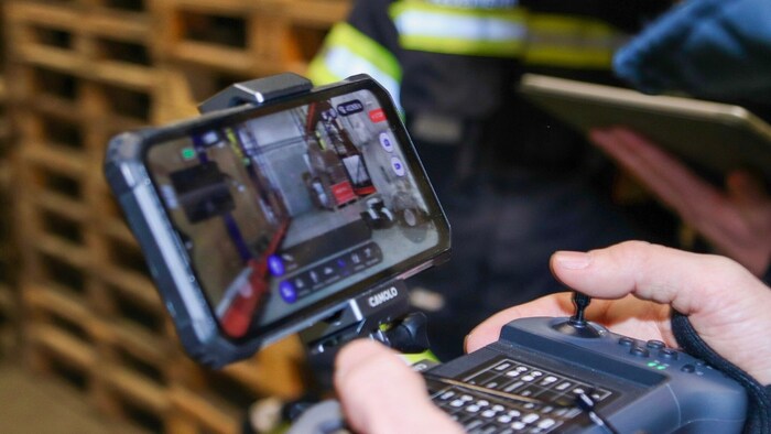 Der Roboter wird auch mit einer Fernsteuerung am Einsatzort dirigiert.