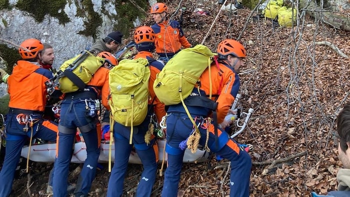 Die Bergretter seilten den Verletzten per Bergegtrae ab.