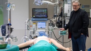 Wiens Stadtrat Peter Hacker (SPÖ) hat die Diskussion um die Gastpatienten ausgelöst – nun sind ...