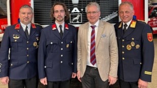 Elias Popek (Zweiter von links) ist der neue Kommandant der FF St. Veit: Er erhielt 71 Prozent ...