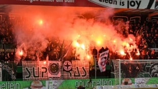 Pressefoto Scharinger/Daniel Scharinger Vorm Cup-Halbfinal-Derby Ried – LASK am Mittwoch brennt mehr als ein Schal.