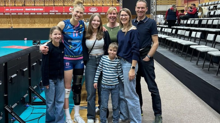 Victoria Deisl (Trikot) mit fast der ganzen Familie.