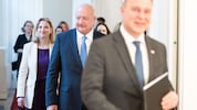 Einige Regierungsmitglieder sind urlaubsbedingt nicht im Land oder nicht greifbar.