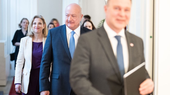 Österreich hat Schulden und die Regierung muss sparen.